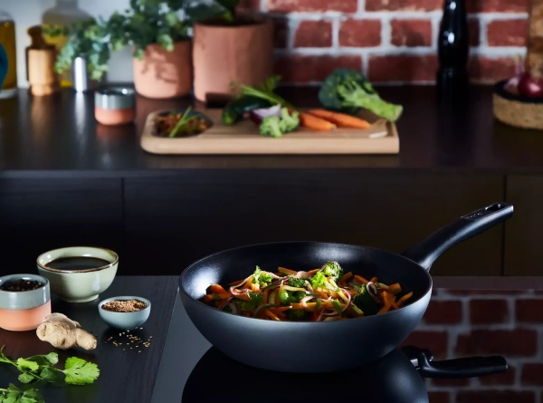 Digital-G2681972-Tefal-Ultimate-Induction-Non-Stick-Wok-28cm-Lifestyle-Image.webp